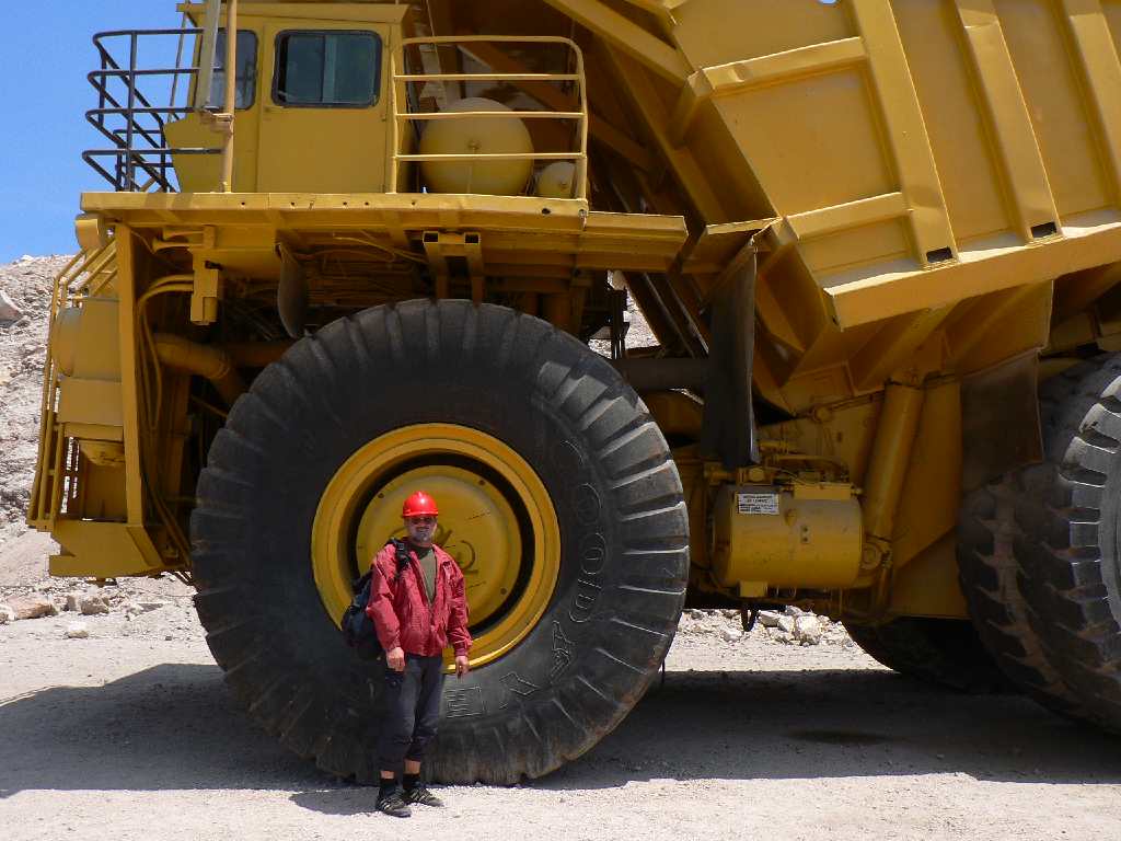 Lastwagen der Kupfermine mit Jürgen als Größenverhätlnis