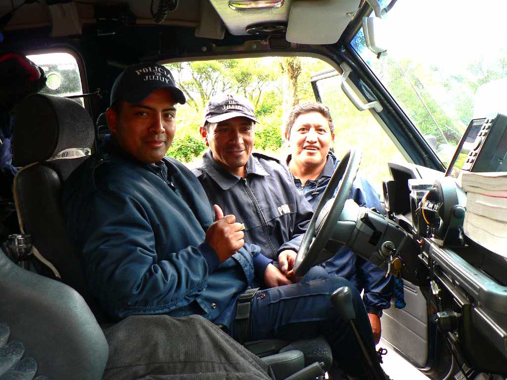 Polizisten im Buschtaxi